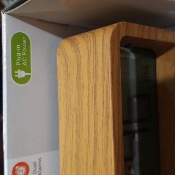 Window Clock with USB Charger - Capello - Picture 4 of 8